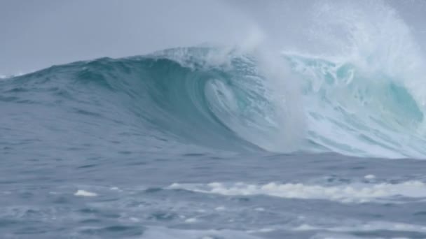 Slow Motion Close Невелика Хвиля Трубки Досягає Міцного Чорного Пляжу — стокове відео