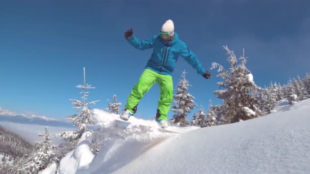 スローモーションをクローズ アップ 極端なスノーボーダー乗ってパウダーとパウダー ターンを行う雪晴れた山バックカントリーを噴霧します 楽しいスノーボード スノーボード ゲレンデ オフ新鮮な雪の中で — ストック動画