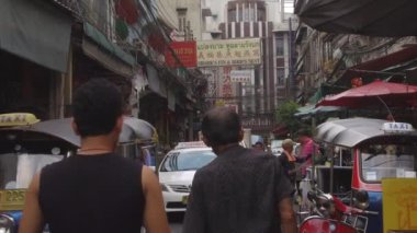 Bangkok, Tayland - Mart 2017, Pov: Çin Mahallesi'nde dar ve kalabalık sokaktan yavaş yavaş akan bir yol. Bangkok'un Chinatown bölgesinde yol kenarındaki sokak satıcılarının günlük yaşam anlık görüntüsü.