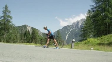 Aktif Kafkas adam vazgeçti ve pitoresk dağ geçidi kadar bisiklet yerine yürümeye başladı. Aşırı erkek motorcu artık yokuş yukarı pedal çeviremez bu yüzden bisikletiyle yol kenarında yürür..