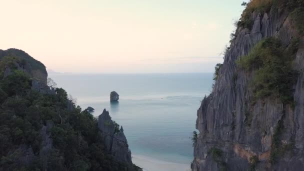 Antenne Atemberaubender Goldener Sonnenuntergang Der Boote Und Klippen Der Thailändischen — Stockvideo