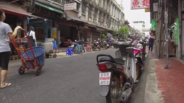 Bangkok, Tayland - Mart 2017, Pov: Ünlü Çin Mahallesi'nde geniş bir sokakta yürüyen yerel Taylandlılar. Bangkok canlı etnik mahalle etrafında yürüyüş meşgul insanların Cool ilk kişi görünümü.