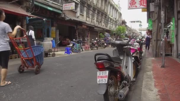 バンコク 2017年3月 Pov 有名なチャイナタウンの広い通りを上下に歩く地元のタイ人 バンコクの活気ある民族街を歩く忙しい人々のクールな一人称視点 — ストック動画