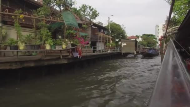 バンコク 2017年3月 ローアングル 観光客や地元の人々でいっぱいの2つの水上タクシーは バンコクのチャオプラヤー川の狭い運河で会います 川運河のネットワークを探索する2つの高速ボートタクシー — ストック動画