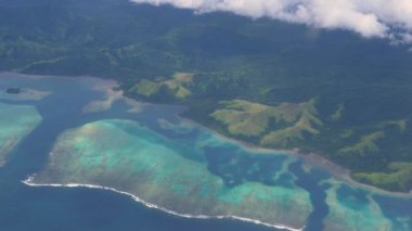 Hava Yavaş Hareket: Fiji Adası manzara ve güzel mercan sinematik görünümü. Çarpıcı sahil ortamında tropikal tatil. Küresel ısınma ve doğal çevre üzerindeki yıkıcı etkisi.
