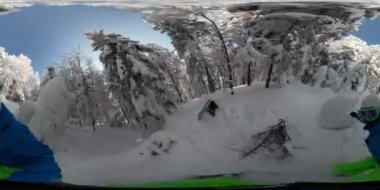 360 3d overcapture: Freeride snowboard kız toz kar karlı dağ orman tesisi. Genç kadın snowboard taze kar backcountry vahşi giyim kış. Güneşli kış tatili