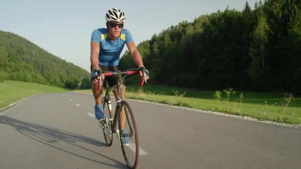 Атлетичный Молодой Мужчина Наступает Педали Своего Прохладного Дорожного Велосипеда Время — стоковое видео