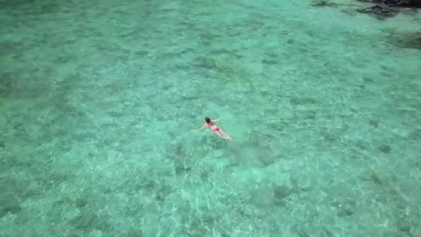 카메라를 파라다이스 섬에서 그녀의 제스처를 만든다 여행자는 청록색 물에서 다이빙을 — 비디오