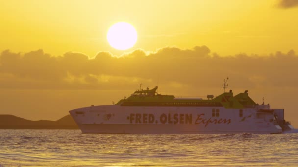 10月 2017 カナリア諸島 スペインフレッドオルセンエクスプレスフェリー船黄金の朝に海に航海 日の出時のカナリア諸島のフェリールートに沿って人や車両を輸送するフェリーサービス — ストック動画