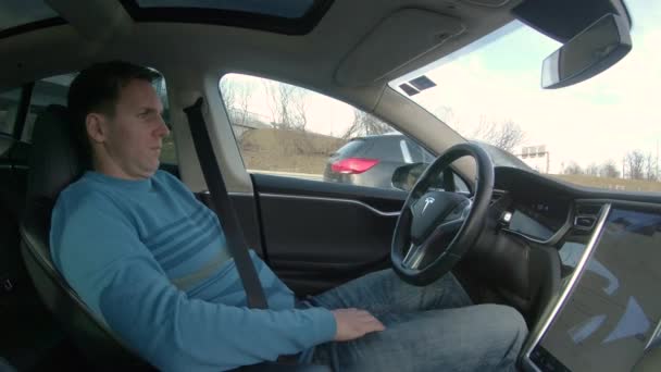 Tesla Autonomous Car Março 2018 Homem Caucasiano Reclina Assento Motorista — Vídeo de Stock