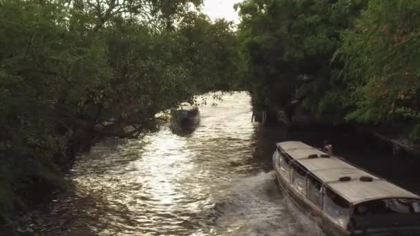 两辆旅游水上出租车在日出时差点在河道狭窄的部分相撞 在广受欢迎的湄南河上 两艘快艇之间近距离通话 为游客组织运河观光旅游 — 图库视频影像