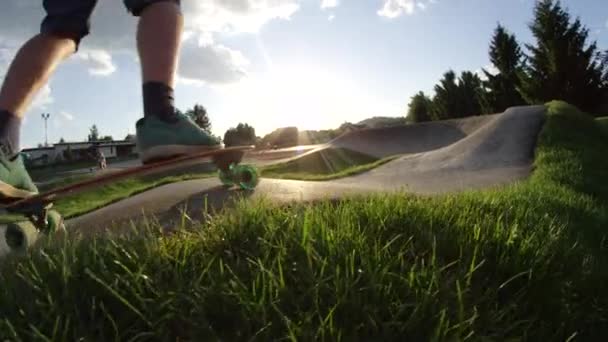 Slow Motion Lage Hoek Lens Flare Onherkenbaar Jonge Man Longboarden — Stockvideo