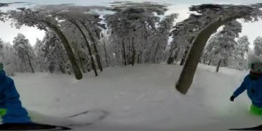360 3d overcapture: Freeride snowboard kız toz kar karlı dağ orman tesisi. Genç kadın snowboard taze kar backcountry vahşi giyim kış. Güneşli kış tatili