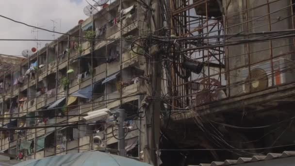 2017년 방콕의 차이나타운에서 카메라와 오래된 무너지는 건물을 지나가는 폐쇄형 케이블이 — 비디오