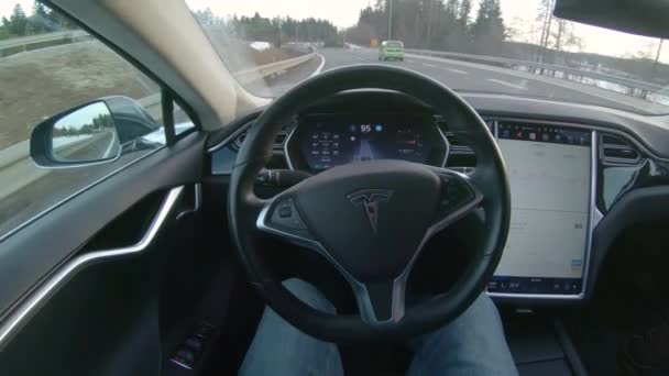 Autonomiczne Samochodu Lutego 2017 Kierowca Mężczyzna Siedzący Kierownicą Cieszyć Relaksujący — Wideo stockowe