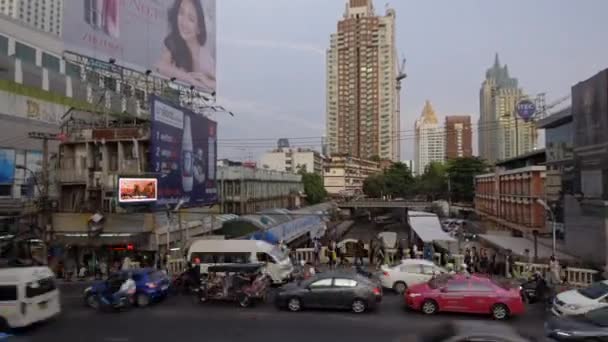 2017 Hyperlapse 보행자와 태국강 운하를 다리를 북적거리는 오후에 다리를 건너는 — 비디오