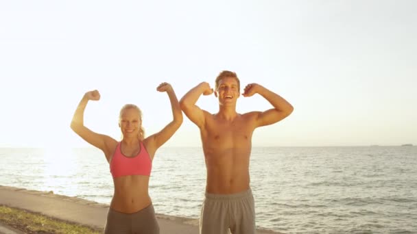화창한 해변에서 친구와 고요한 바다를 스포티 데이트 여자에 활동적인 여름에 — 비디오