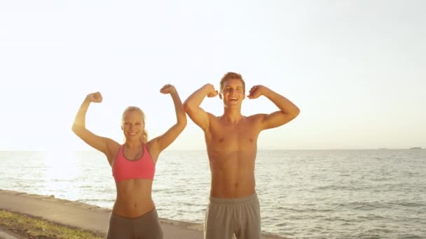 Jonge Vriend Vriendin Joggen Samen Aan Zonnige Kust Actieve Man — Stockvideo