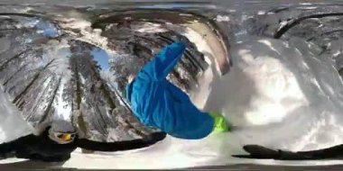 360 3d overcapture: Freeride snowboard kız toz kar karlı dağ orman tesisi. Genç kadın snowboard taze kar backcountry vahşi giyim kış. Güneşli kış tatili