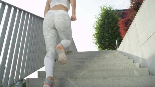 Slow Motion Lage Hoek Lens Flare Atletische Blonde Vrouw Training — Stockvideo