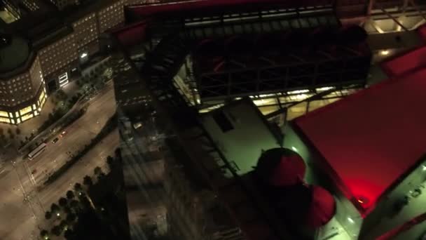 ニューヨーク 2017年9月 航空写真 ニューヨーク市の穏やかな夜に照らされたグラウンドゼロ記念碑の上を飛ぶ 世界貿易センターツインタワーが破壊された記念碑の映画撮影 — ストック動画