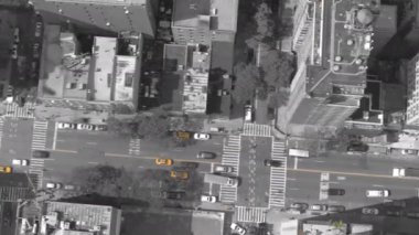 New York, ABD - 23 Eylül 2016: Meşgul yerel cadde boyunca kaldırımlar üzerinde yürüyen insanlar geçiş road, kalabalık. Trafik sıkışıklığı New York şehrinin Metropolis'te rush hour sırasında bekleyen sarı taksileri