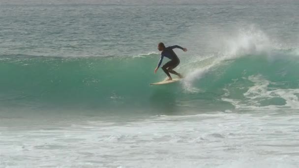 Moción Lenta Surfista Masculino Profesional Que Monta Una Ola Espumosa — Vídeos de Stock