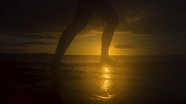 Slow Motion Närbild Lens Flare Bländande Tropisk Solnedgång Lyser Okänd — Stockvideo