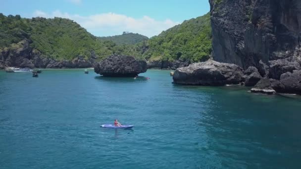 Chica Caucásica Activa Impresionantes Paletas Vacaciones Kayak Hacia Espectacular Playa — Vídeos de Stock