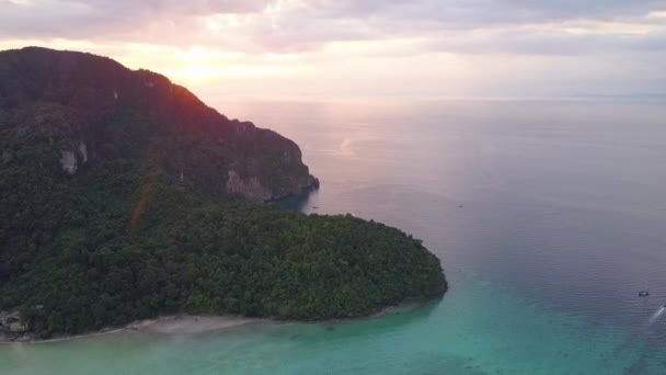 Aerial Impresionante Puesta Sol Dorada Iluminando Barcos Acantilados Costa Tailandia — Vídeos de Stock