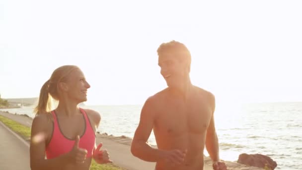 Junger Freund Und Freundin Beim Gemeinsamen Joggen Sonnigen Strand Aktive — Stockvideo