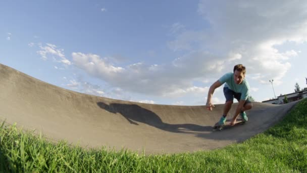 Moción Lenta Ángulo Bajo Cerrar Ajuste Patinaje Masculino Alrededor Pista — Vídeo de stock