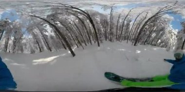 360 3d overcapture: Freeride snowboard kız toz kar karlı dağ orman tesisi. Genç kadın snowboard taze kar backcountry vahşi giyim kış. Güneşli kış tatili