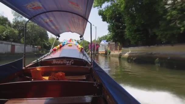 Bassa Angolo Longtail Velocità Barca Passato Casa Lungo Fiume Ornata — Video Stock