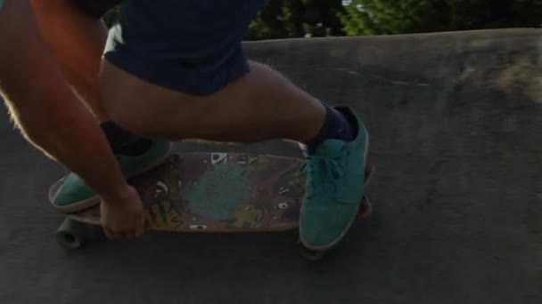 Slow Motion Närbild Lens Flare Skateboardåkare Rida Pumpen Spår Medan — Stockvideo