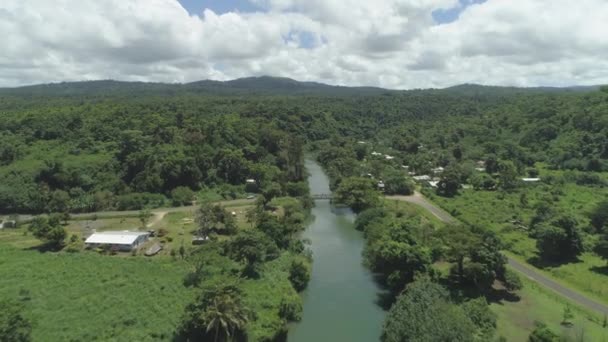 Aerial Volando Aguas Arriba Río Que Fluye Más Allá Aldea — Vídeo de stock