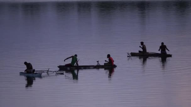 Vanuatu Diciembre 2017 Silhouette Gente Local Vanuatu Sienta Botes Pequeños — Vídeos de Stock