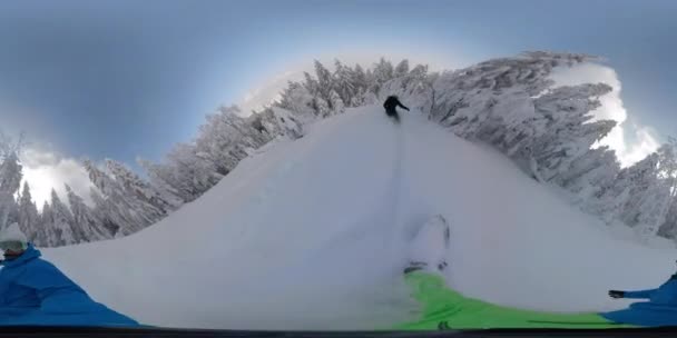 360 自由滑雪板女孩骑在雪山森林粉末雪 年轻女子穿着冬装在乡村荒野中滑雪板新鲜的雪 阳光明媚的寒假 — 图库视频影像