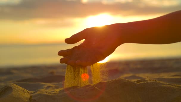 Slow Motion Bländning Närbild Glittrande Torr Sand Faller Genom Oigenkännlig — Stockvideo