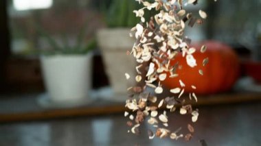 süper yavaş hareket: sağlıklı organik çikolatalı tahıl kase içine dökülür ediliyor. Kepekli tahıllar ile gevrek kahvaltı gevreği çanak uçan küçük parçacıklar ile kahvaltı kase içine akan.