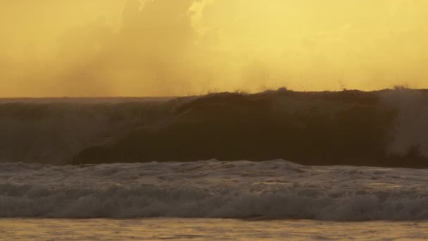 День Перетворюється Ніч Коли Великі Океанічні Хвилі Досягають Піщаного Пляжу — стокове відео
