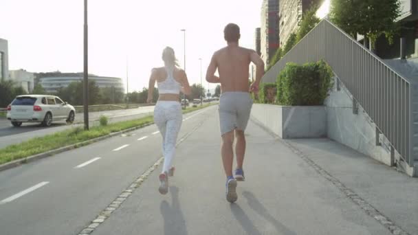 Jeune Couple Caucasien Travaillant Ensemble Dans Les Rues Ensoleillées Ville — Video