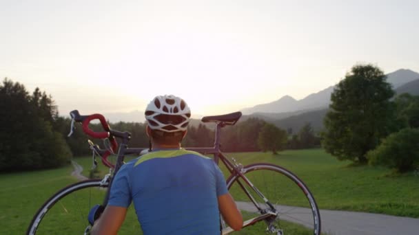 Jeune Cycliste Extatique Soulève Son Vélo Route Dans Belles Montagnes — Video