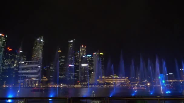 シンガポール 2017 夜間マリーナベイでカラフルなレーザー ショーを魅惑的な シンガポール観光は 素晴らしい色のはねかけます 夜の真ん中で街のスカイラインの眺め — ストック動画