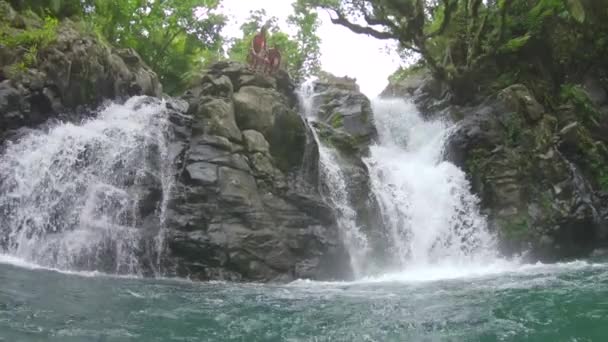 Low Motion Jovem Casal Uma Aventura Verão Saltar Para Água — Vídeo de Stock