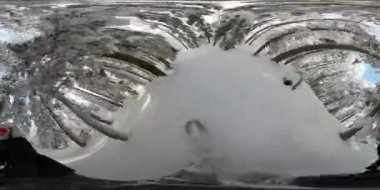 Ağır çekim yakın çekim: güneşli dağ backcountry kar püskürtme toz sürme ve toz döner, yapıyor Extreme snowboard. Eğleniyor snowboard bakırlı taze kar snowboard