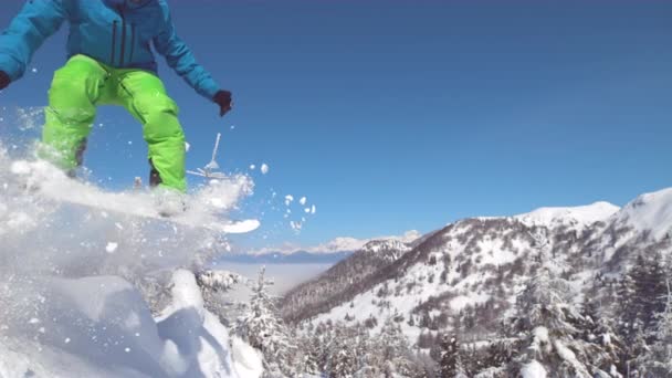 Movimiento Lento Cerrar Extremo Snowboarder Montar Polvo Hacer Turnos Polvo — Vídeos de Stock