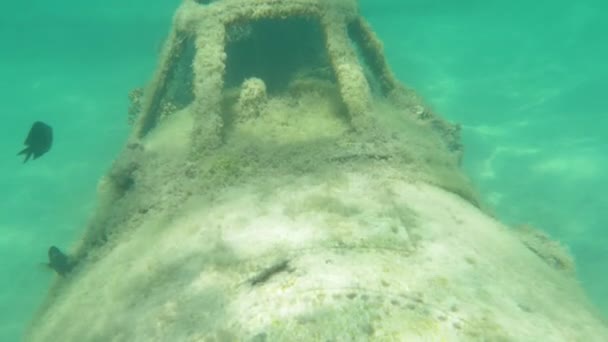 Underwater Close Avião Militar Coberto Algas Deteriora Oceano Azul Turquesa — Vídeo de Stock