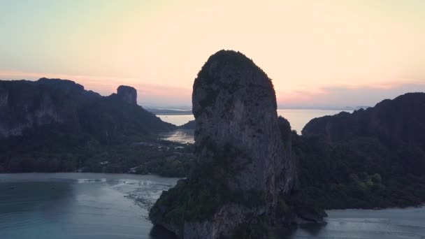 Aerial Tirar Fôlego Por Sol Dourado Iluminando Barcos Falésias Litoral — Vídeo de Stock