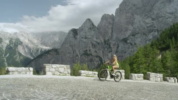 Посміхаючись Жінка Легко Їде Електричному Велосипеді Піднімаючись Гірську Дорогу Сонячний — стокове відео